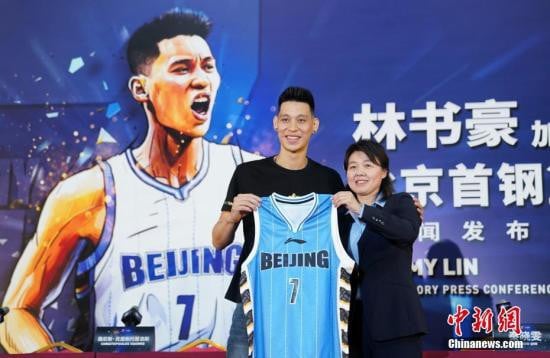 LIn leaves Beijing Ducks