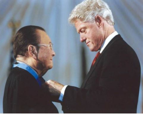President Clinton awards Daniel Inouye the Medal of Honor.