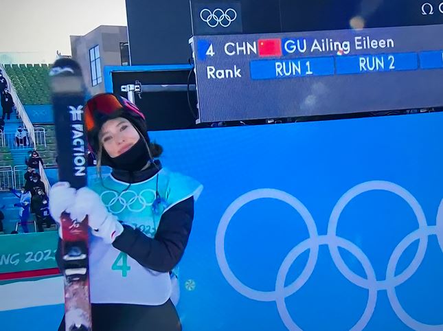 Teenage Olympic sensation Eileen Gu wins gold. And crashes the Chinese  internet (CNN)
