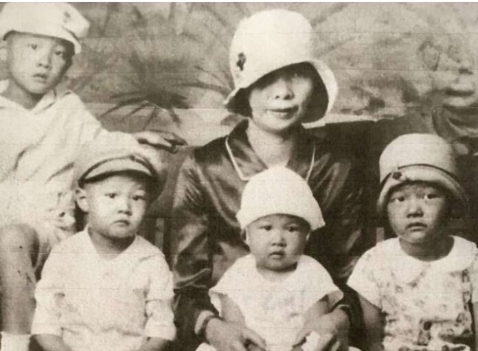 Ed Shew family photo: Photo: circa 1931, top: Hackman, mother Nong Yee; bottom: Dickman, Lily and my mother Rose