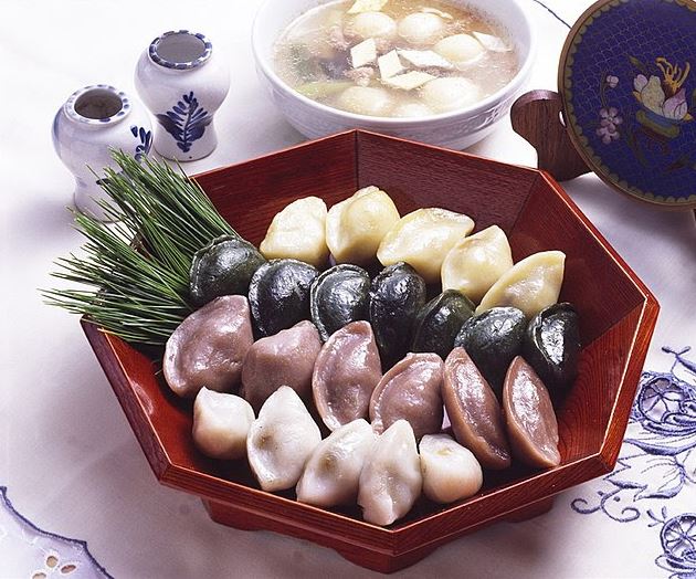 Half-moon shaped songpyeon, a Chuseok feast staple of tteok (rice dough) filled with sweet red bean paste, mashed mung beans, or sugared sesame seeds and steamed with fragrant pine needles. Photo Credit:  Korean Culture and Information Service (KOCIS)