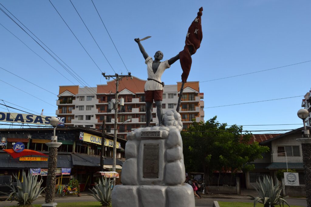 A statue in Davao, Philippines of Andres Bonifacio, who founded the Kataastaasang, Kagalanggalangang Katipunan ng mga Anak ng Bayan on Jul.7, 1892. He wields a bolo. 