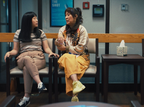 Awkwafina and Sandra Oh plot their money-making scheme to help their mom in Quiz Lady