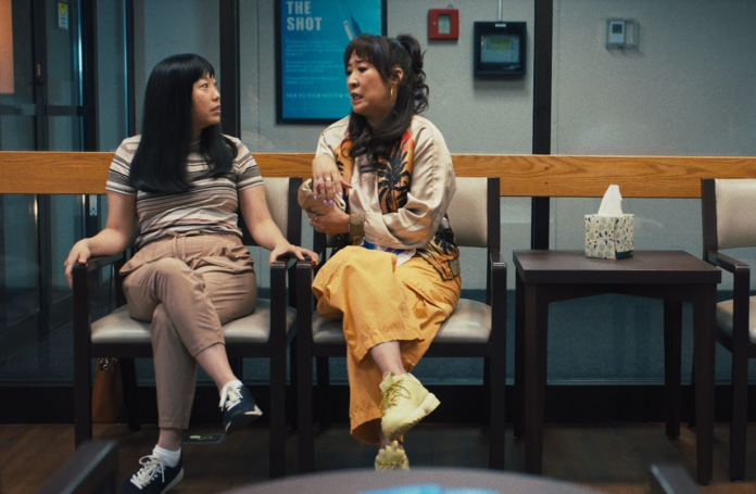 Awkwafina and Sandra Oh plot their money-making scheme to help their mom in Quiz Lady