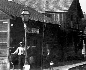 1885 Eureka Chinatown laundry. The sign in the background advertises Washing and Ironing by Tung Sing.
中文：1885Eureka唐人街洗衣店。