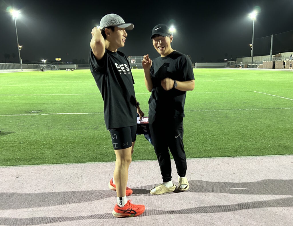 Visiting South Korean runner Won Hyeong-seok and his friend Kim Min-seok, a KRC member while studying as an exchange student at the USC Marshall Schoo