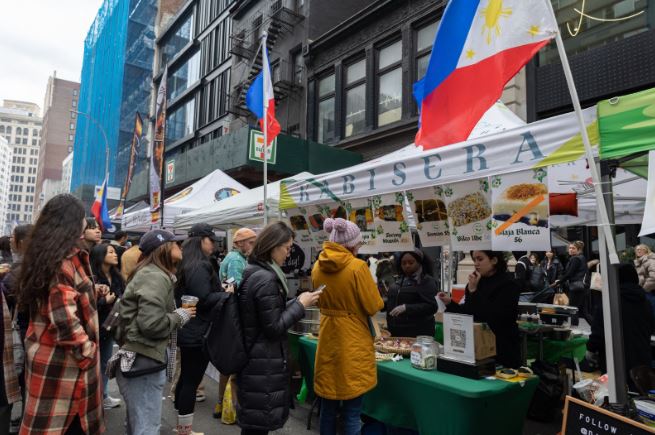 Visitors lining up at Kabisera at the Philippines Fest. By Kathy Ou for AsAmNews)