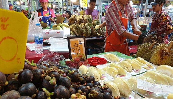 Bangkok fruit stalls sells mangosteens