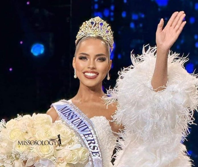 Chelsea Anne Manalo greets the crowd after being crowned Miss Universe Philippines