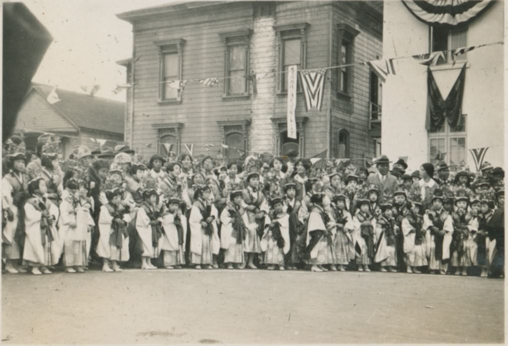 1927 photo of children lined up for the dedication parade at the Buddhist Church of
Oakland
Courtesy: Terakawa Collection, Densho

