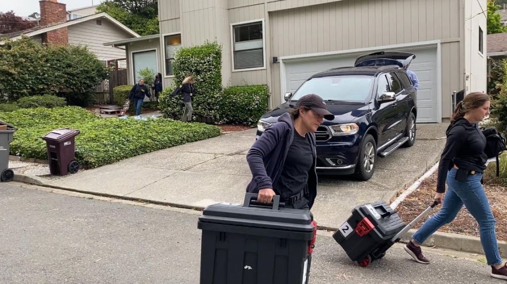 FBI agents leave the home of Oakland Mayor Sheng Thao. 