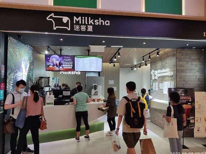 Customers at the counter of Miksha to get their bubble tea