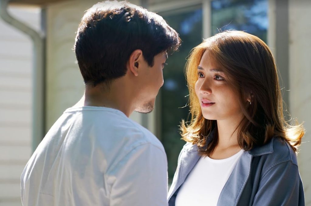 Alden Richards and Kathryn Bernardo gaze lovingly into each other's eyes in Hello Love Again