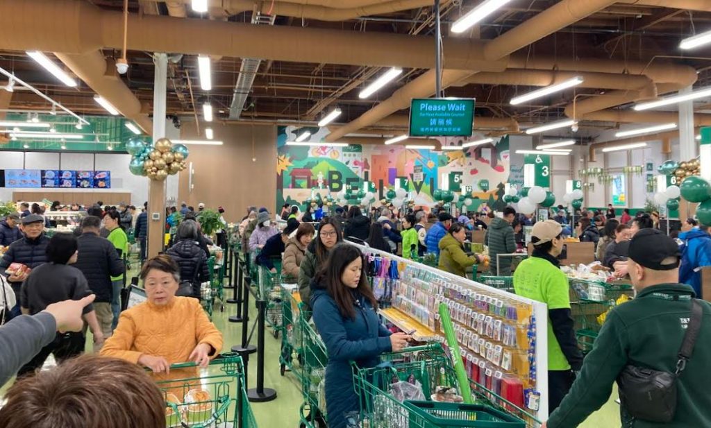 T&T grand opening checkout lines. 