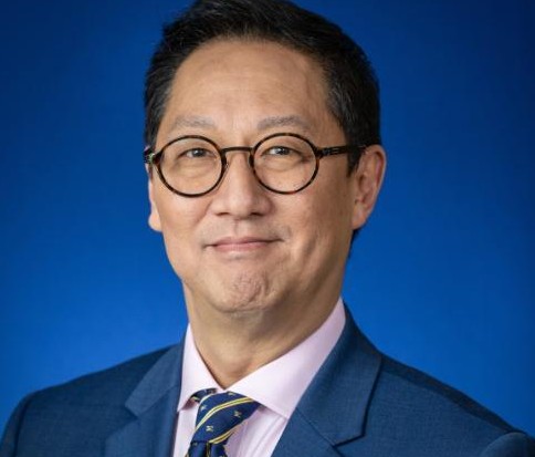 Santa Ono in a suit and tie